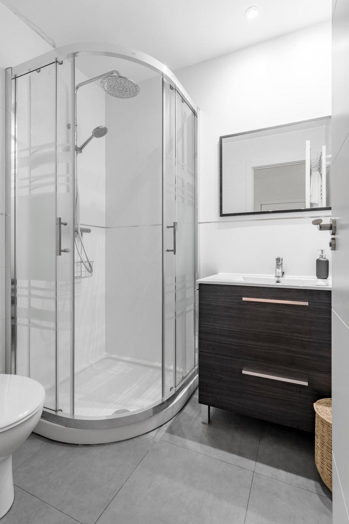 Cozy 2 Bedroom Apartment With Patio Madrid Ngoại thất bức ảnh