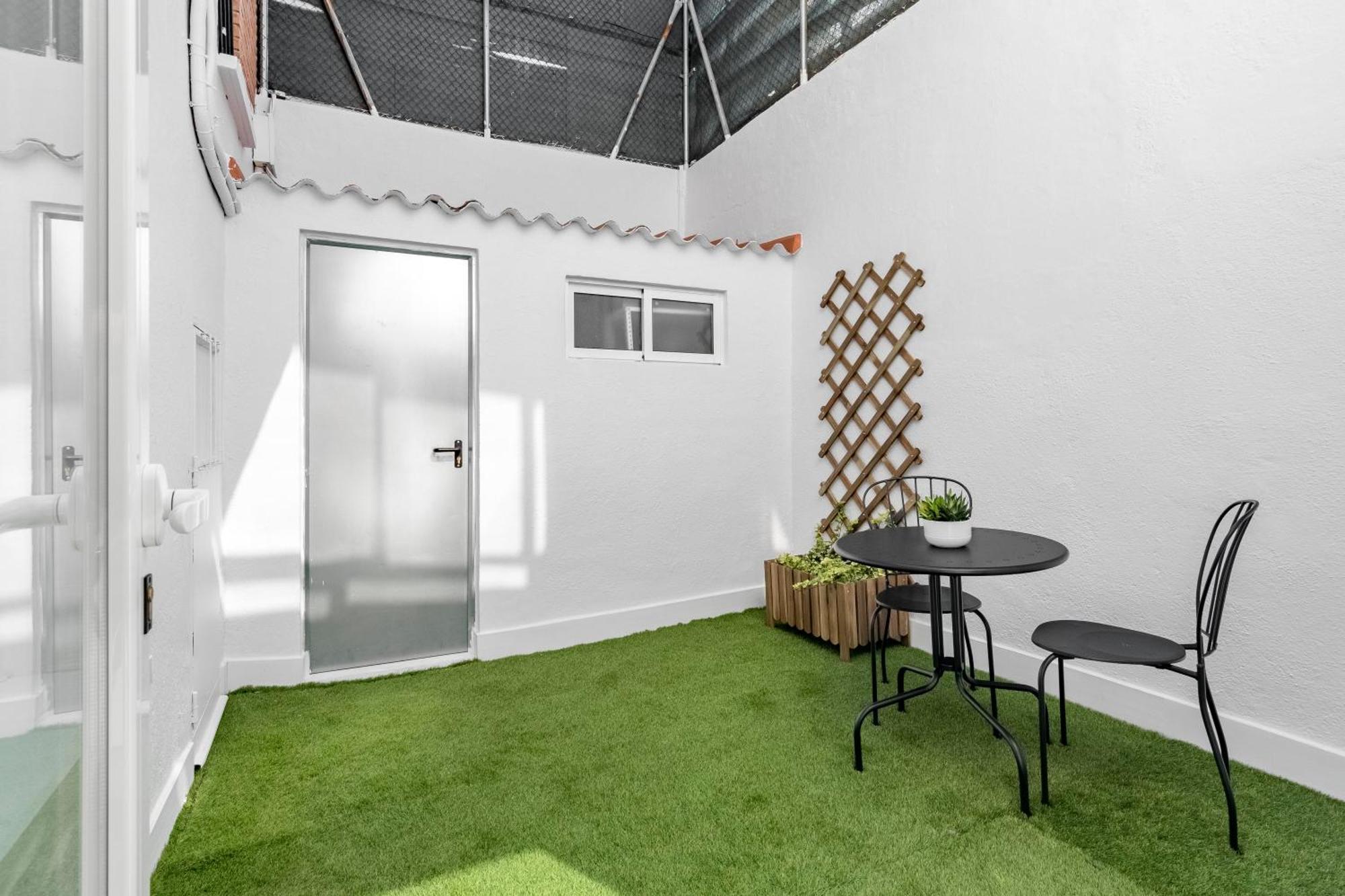 Cozy 2 Bedroom Apartment With Patio Madrid Ngoại thất bức ảnh